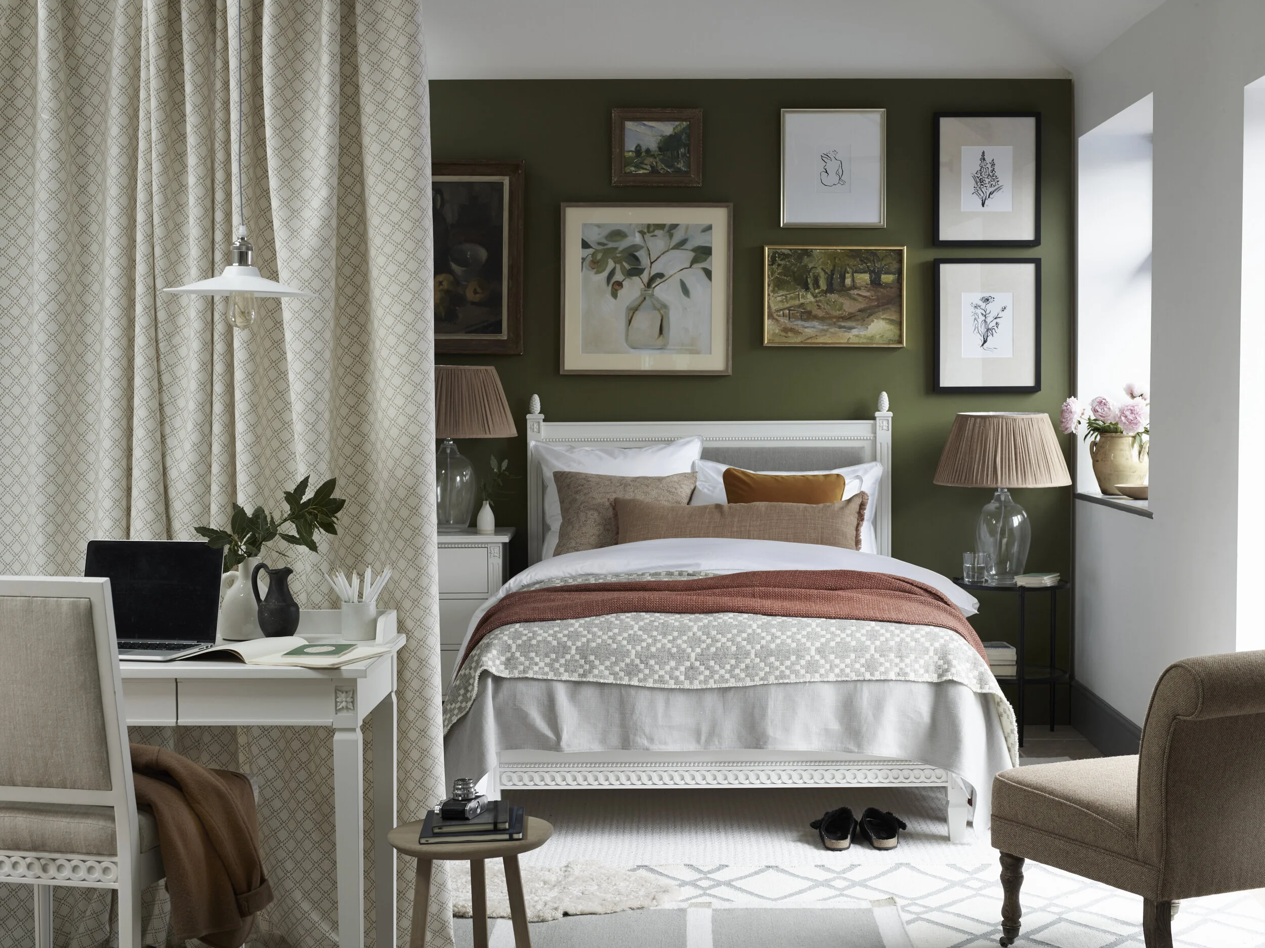 Large-LARSSON_BEDROOM_WORK_SPACES_01_125932_LANDSCAPE_WHITE_CHAIR.jpg